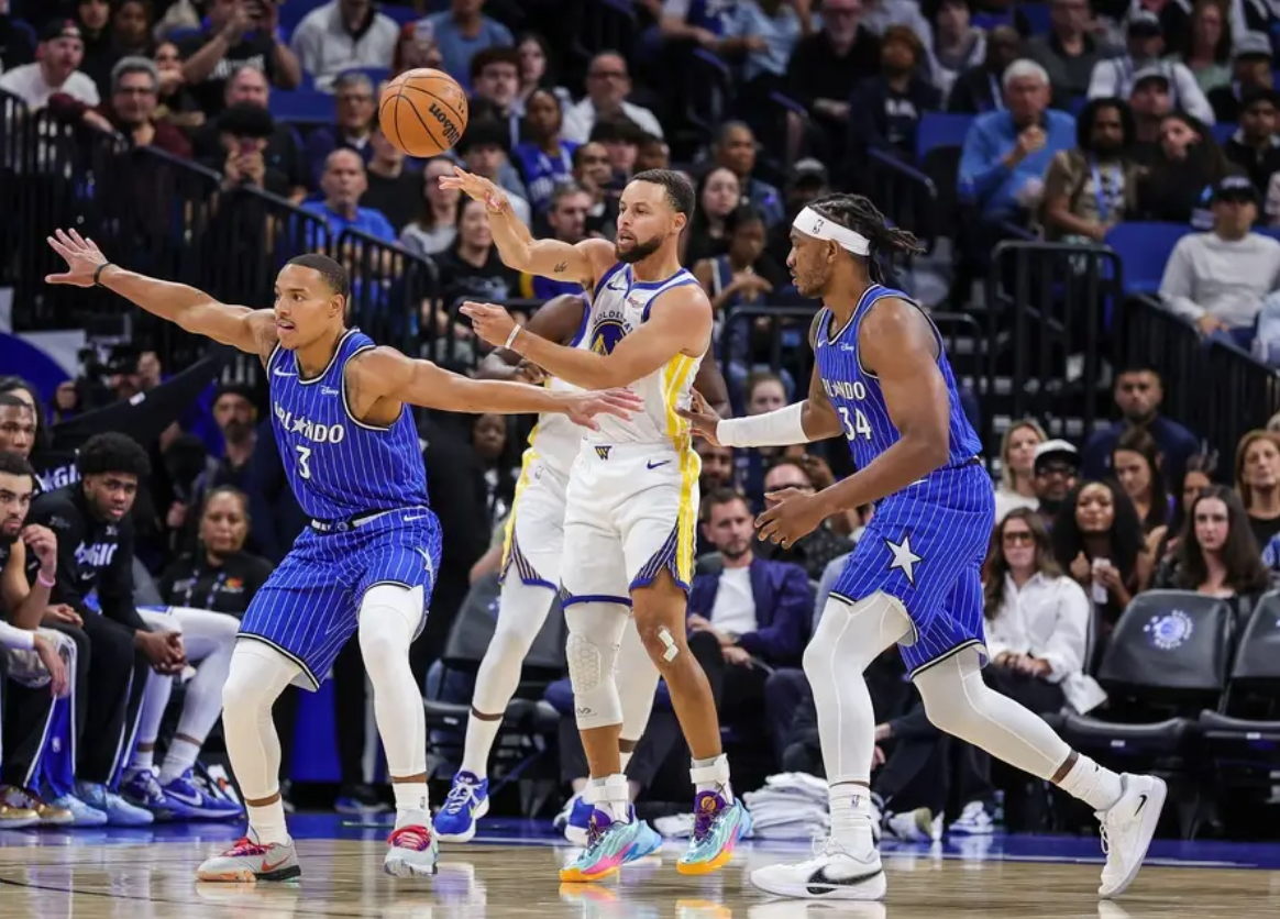 库里在巴黎圣日耳曼比赛中问鼎冠军，挺进下一轮引发热议！的简单介绍